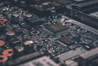 Detalhe de componentes de hardware em uma placa eletrônica