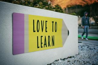 Letras coloridas representando diferentes idiomas
